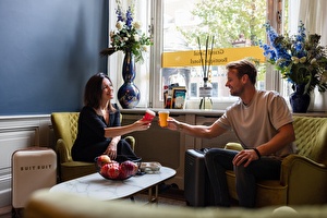 Geniet van een vers kopje koffie in onze lobby