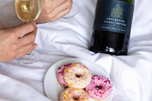 Sfeerbeeld van onze huis cava met donuts in bed