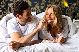 Lekker donuts eten in bed