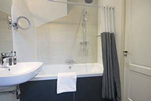 Deluxe Room - Bathroom